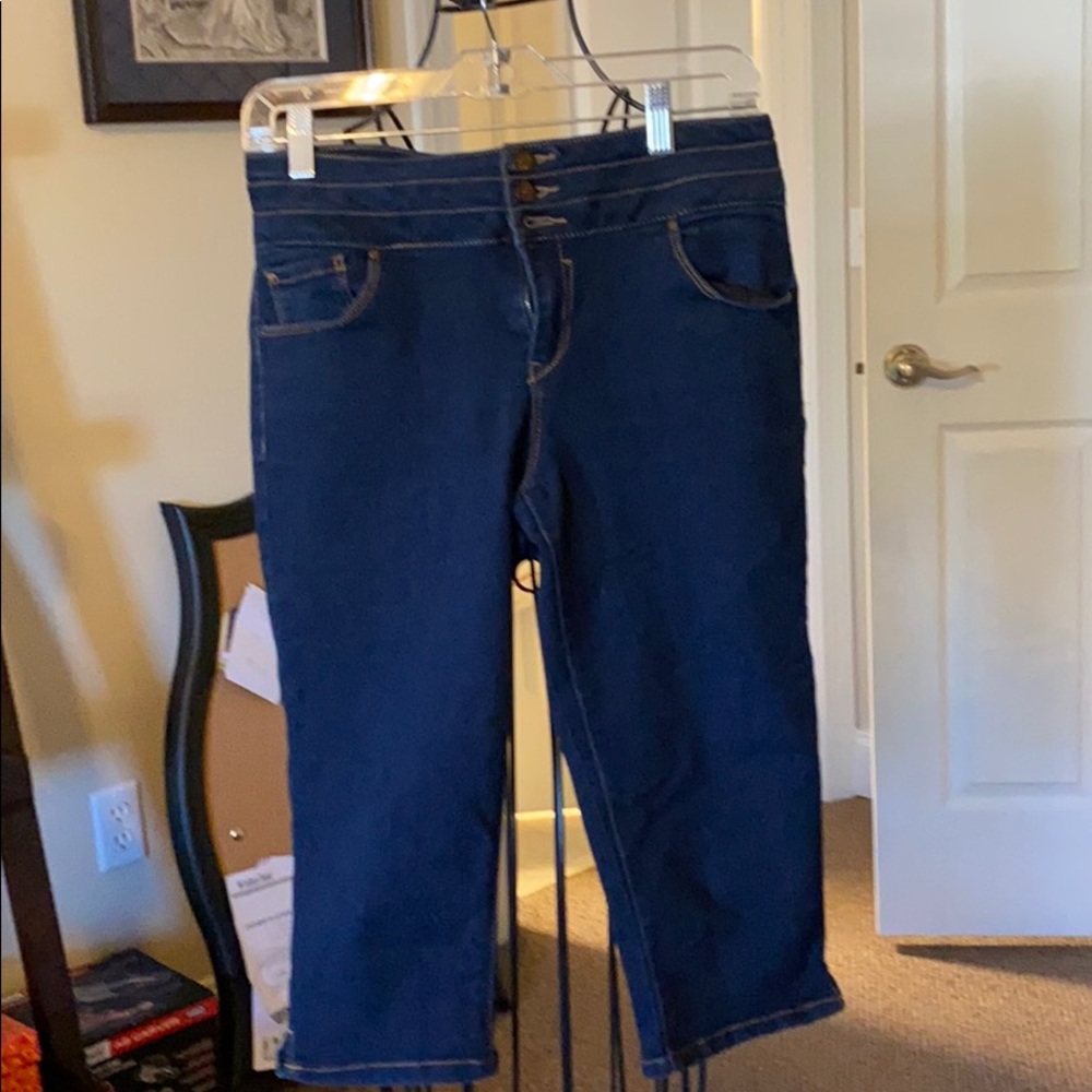 D.jeans Stretchy Capris